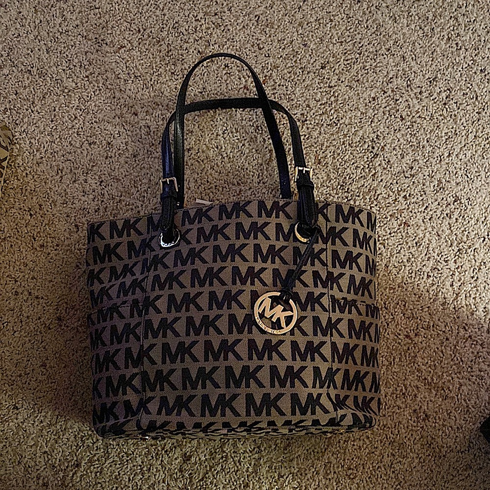 Michael Kors Jet Set Tote Classic!!